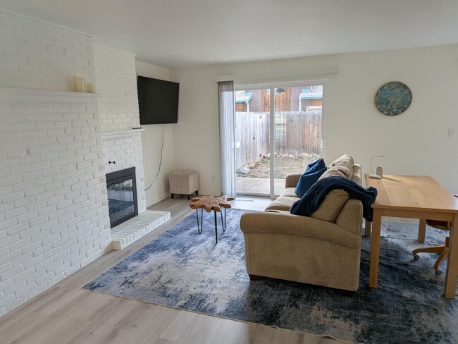 Building Photo - 425 Manhattan Dr