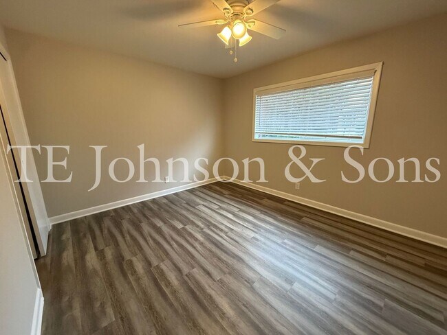 Building Photo - 2 Bedroom Salem View Apartment!