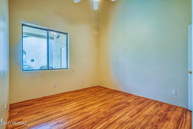 Building Photo - 2421 W Via Di Silvio