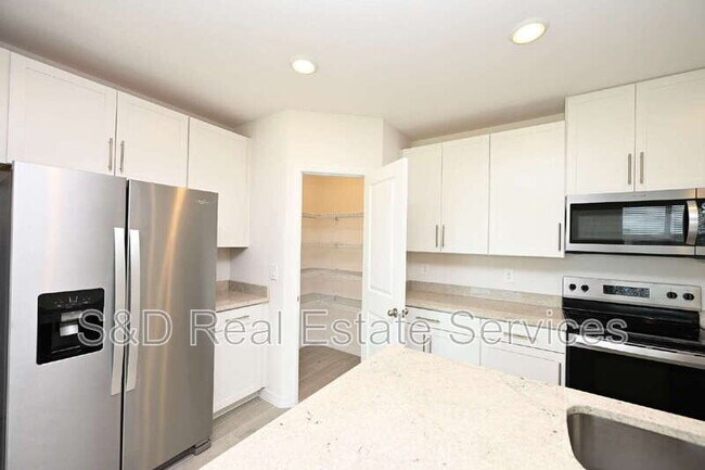 Building Photo - 2106 Rosewood Dr