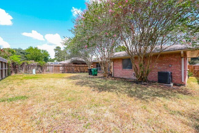 Building Photo - 2306 Old Oak Ln