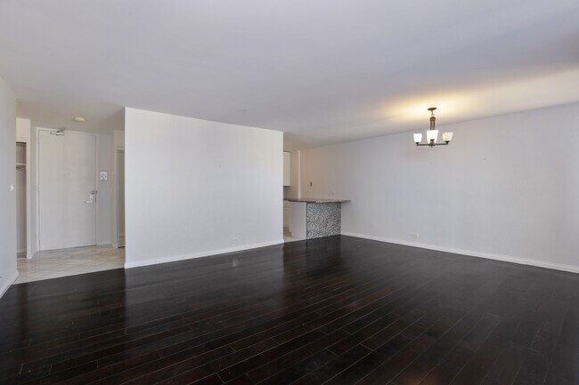 Building Photo - 5701 N Sheridan Rd