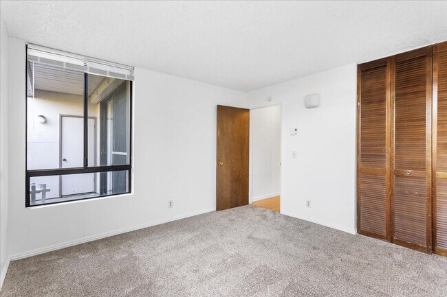 Building Photo - 2101 Shoreline Dr