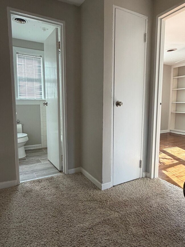 Building Photo - Comfort & Style: 2-Bedroom Raleigh Townhouse - 6-Month Lease Term