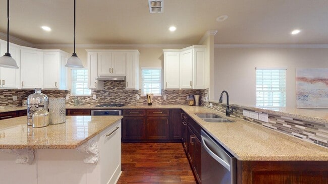 Building Photo - Craftsman-style Alamo Heights home with fe...