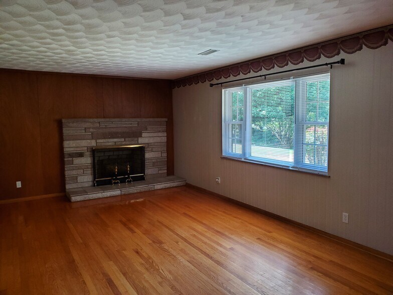 Building Photo - 616 Starlite Ln