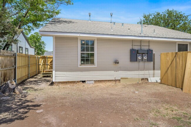 Building Photo - 4215 SW 11th Ave