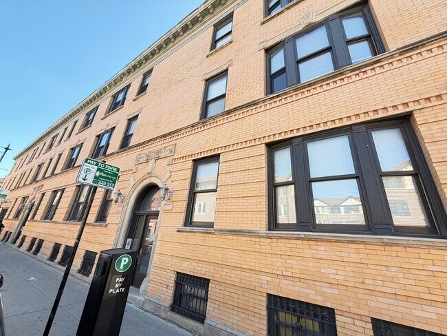 Primary Photo - 2113 W North Ave