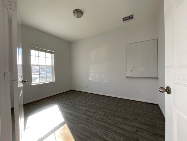 Building Photo - 8039 Brooks Crossing Dr