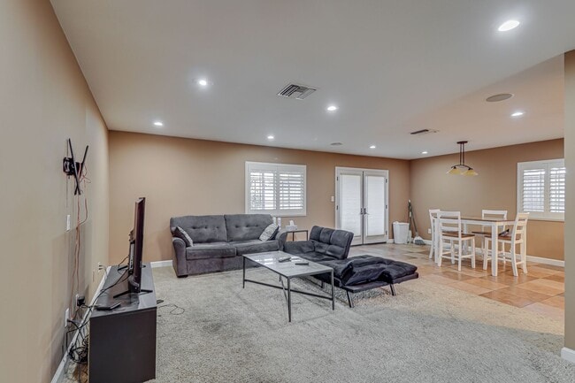 Building Photo - Taft GEM!