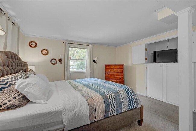 Building Photo - 102A White Oak Dr