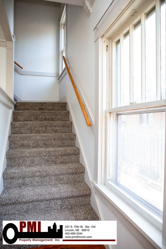 Building Photo - 4 Bedroom, 1.5 bathroom House For Rent; Av...