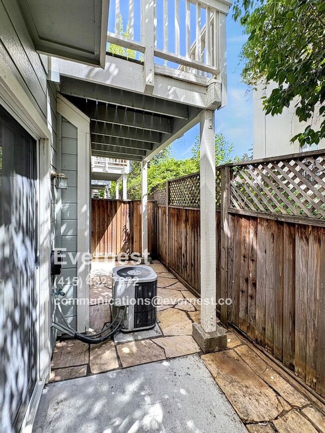 Building Photo - Lovely 2-Bedroom Townhome: Comfort and Con...