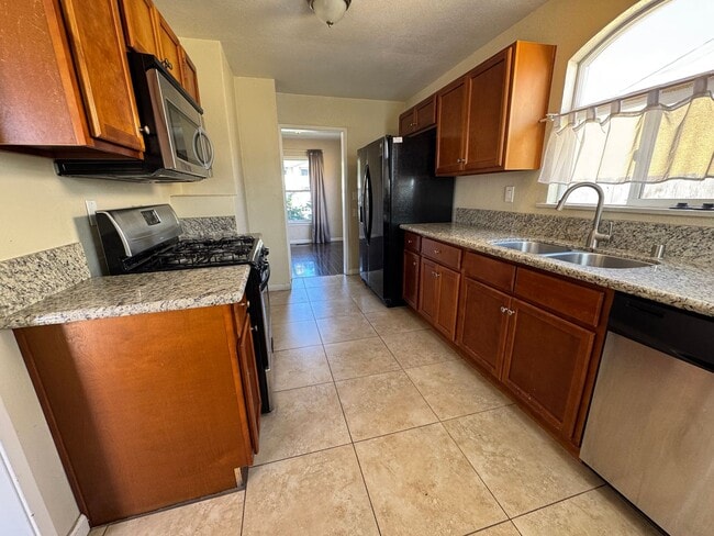 Building Photo - Charming 3-Bedroom Home with a spacious yard and modern amenities in Chula Vista