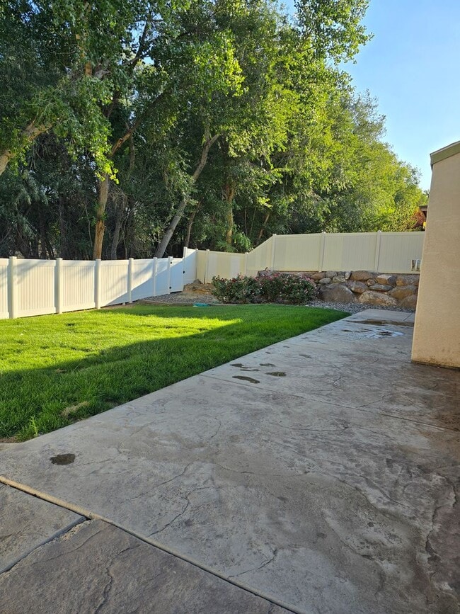 Building Photo - Beautiful 3-Bedroom Home with Scenic Views in the Redlands