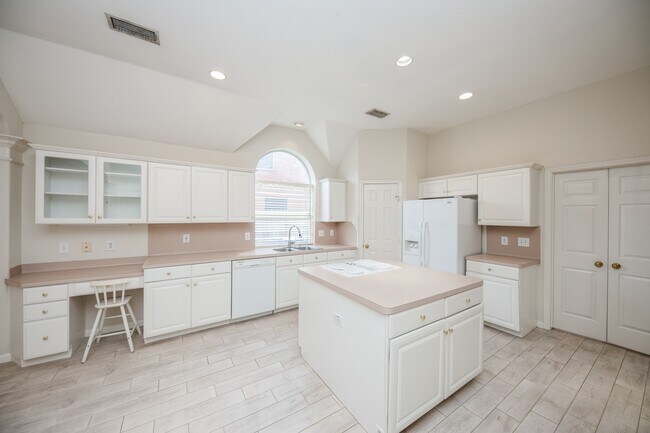 Building Photo - 703 Acacia Pl