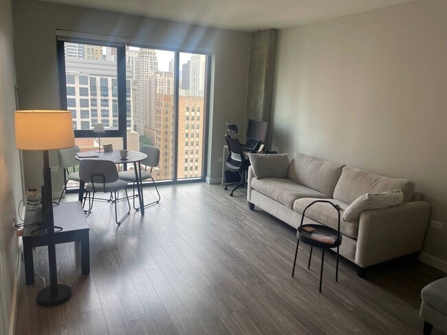 Building Photo - 833 N Clark St