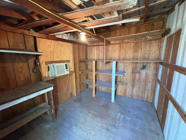 Building Photo - 4620 Bennett Ave