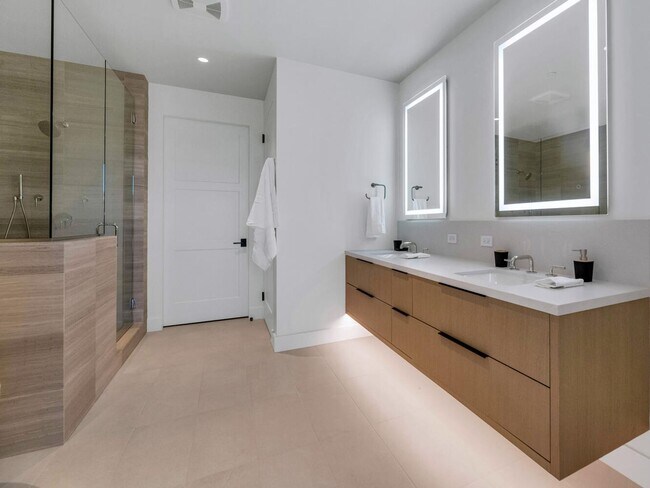 Building Photo - 4849 N Camelback Rdg Dr