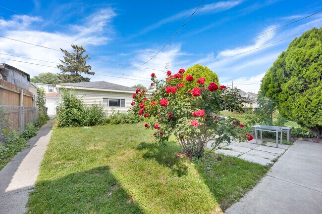 Building Photo - 2244 N Leamington Ave