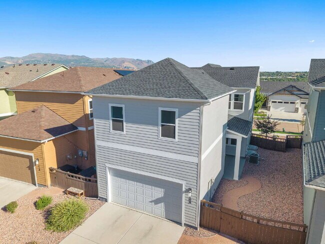 Building Photo - Modern 4 Bedroom, 2 Bathroom Westside Home with Balcony Views of Garden of the Gods!