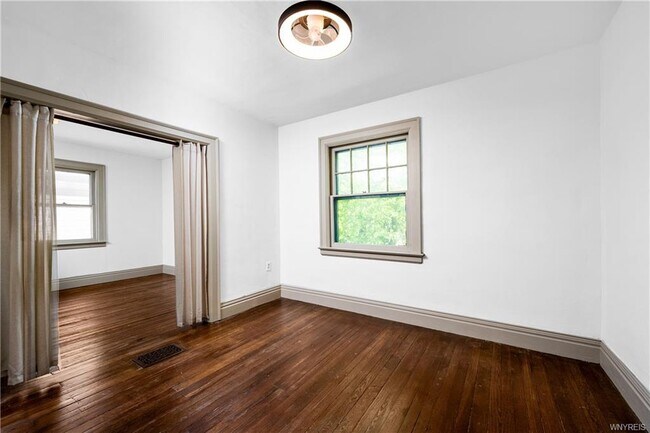 Building Photo - 95 Russell St