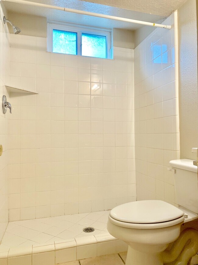 Building Photo - Three Bedroom Gem in Salt Lake City; Clean...