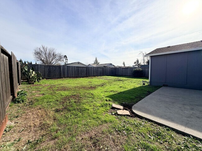 Building Photo - Charming Petaluma Home with Expansive Backyard