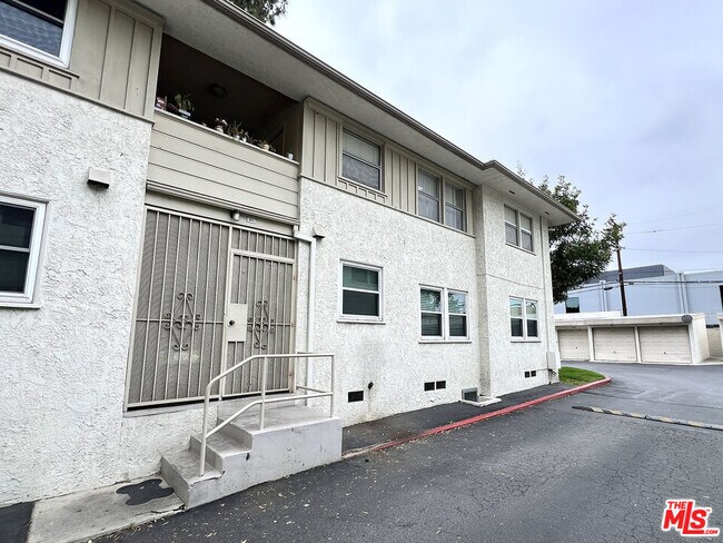 Building Photo - 5811 Bowcroft St
