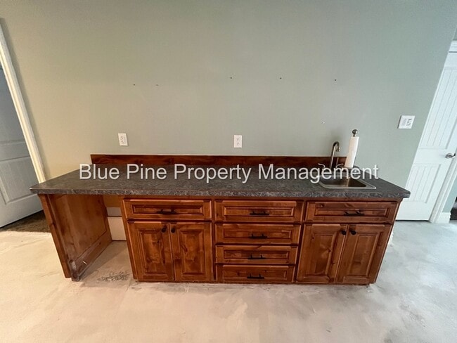 Building Photo - 8426 S Black Hawk Dr