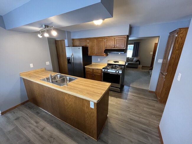 Building Photo - W245N6688 Bowling Green Ct