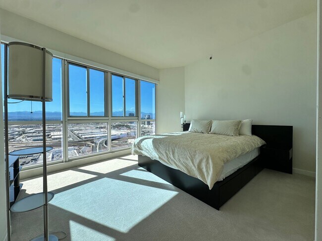 Building Photo - 4525 Dean Martin Dr