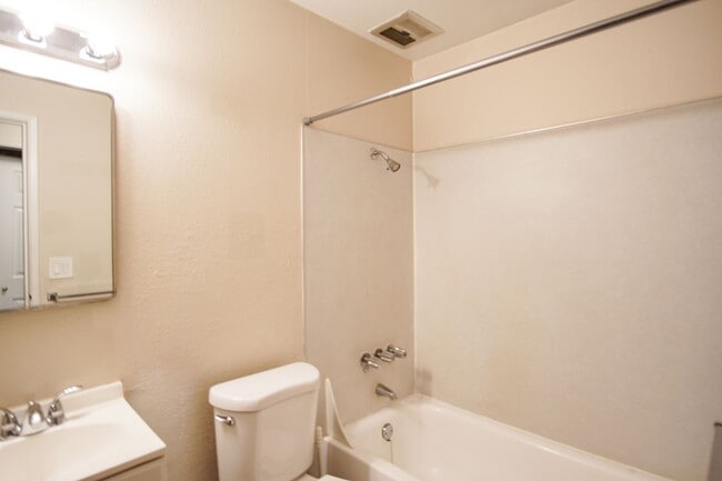 Building Photo - Nicely Updated Top Floor Corner 2-Bdr Near OHSU w/Private Balcony!