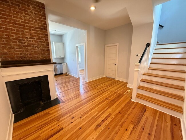 Building Photo - 3 Bedroom 3 Bath Apartment - Downtown Char...