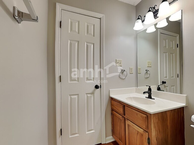 Building Photo - 7007 Meadowlands Pl