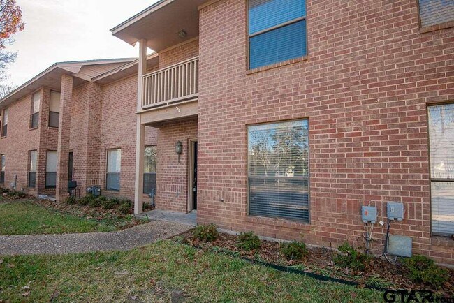 Building Photo - 5907 Hollytree Dr
