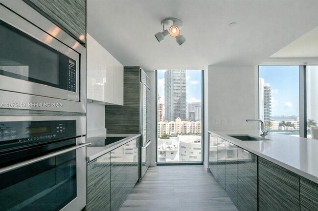 Building Photo - 460 NE 28th St