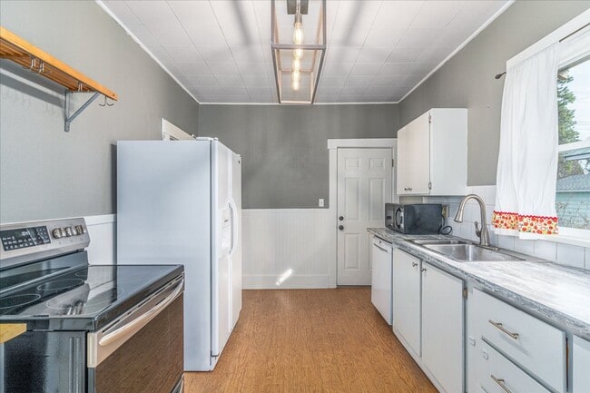 Building Photo - South Hill Charmer 3 bed, 1 bath available...