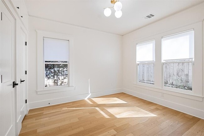 Building Photo - 2606 W 8th St