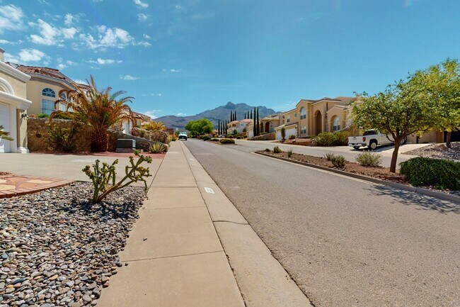 Building Photo - 6017 Ojo De Agua Dr