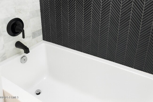 Building Photo - 174 James St