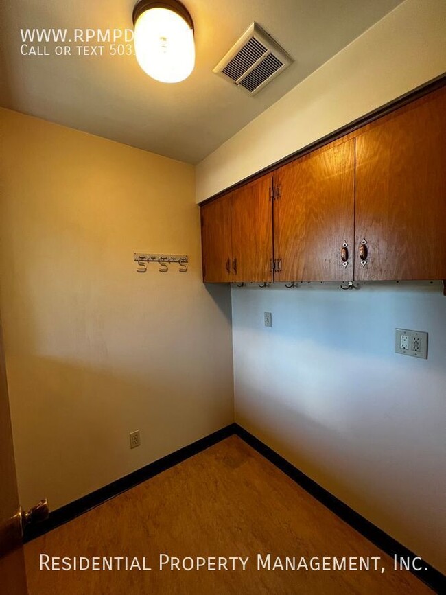 Building Photo - Upper-Level Mid Century Duplex Ranch - Ele...