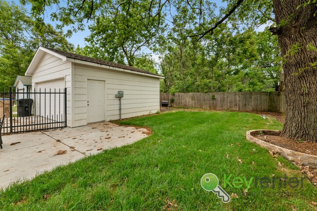 Building Photo - Delano District | Renovated 3 Bedroom 3 Ba...
