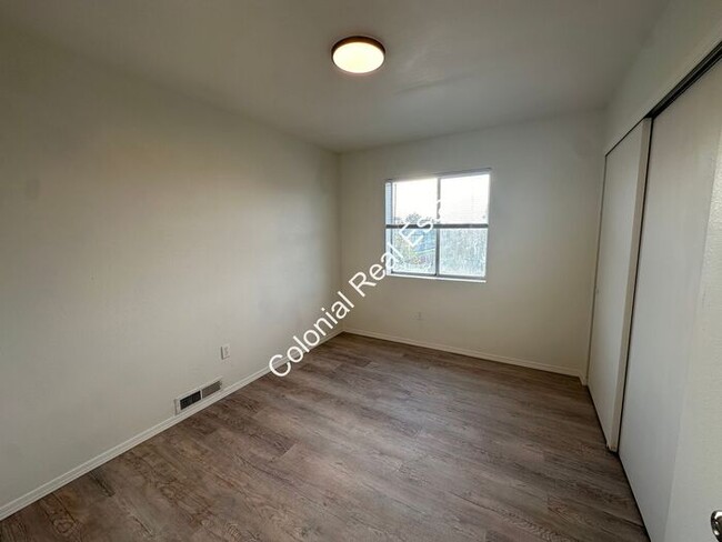 Building Photo - 4 bedroom 2 bathroom, remodeled townhouse ...