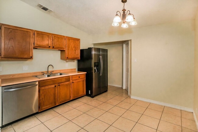 Building Photo - 10059 Birch Field Dr