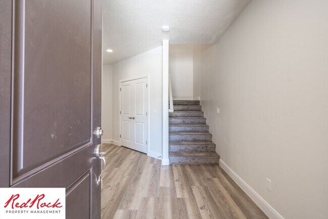 Building Photo - Modern Townhome in Desirable Hurricane Hei...