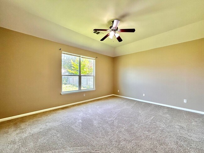 Building Photo - Your Next Home Awaits – Roomy, Bright & Co...