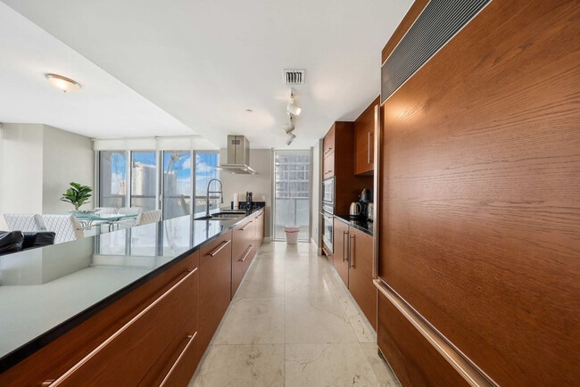 Building Photo - 485 Brickell Ave