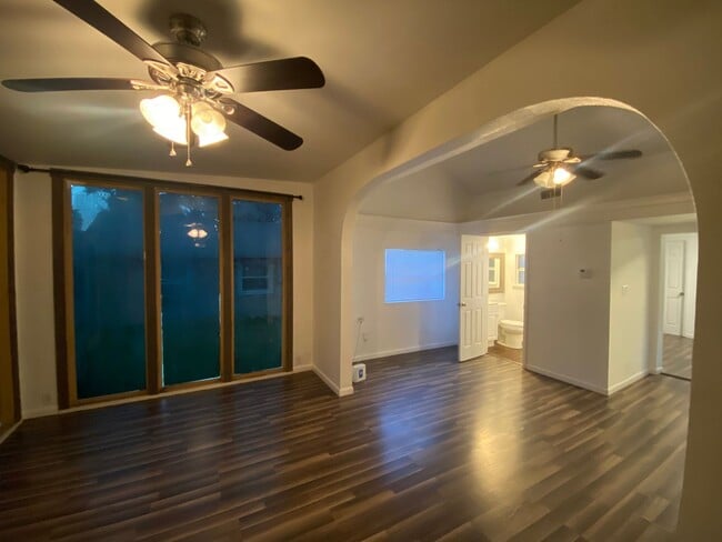 Primary Photo - Charming 1 Bedroom Oasis with Sunroom in O...