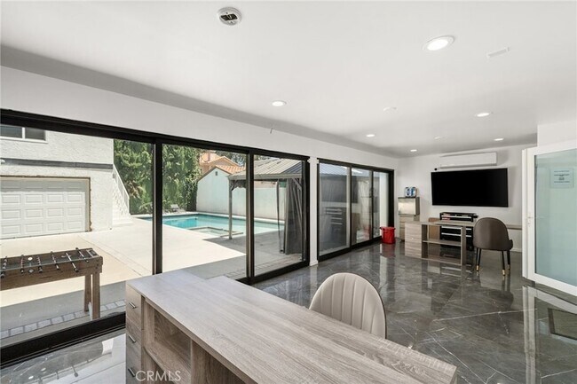 Building Photo - 4630 Cedros Ave